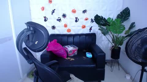 Valentina  online show from October 6, 2025, 10:29 pm