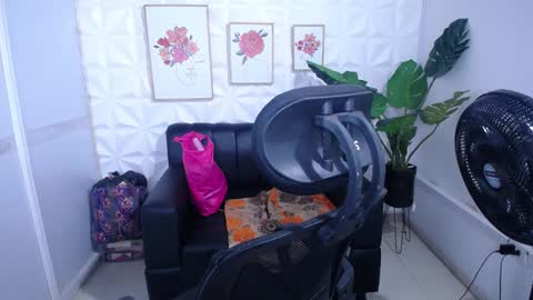 Valentina  online show from November 30, 2025, 4:49 am