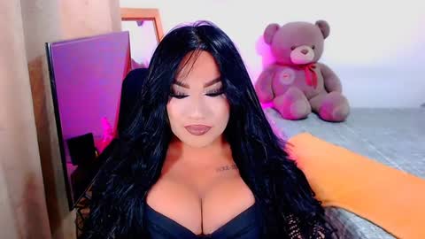 Snapshot of valentinaxqueen chatting on December 17, 2024, 8:10 pm online show from December 17, 2024, 8:10 pm