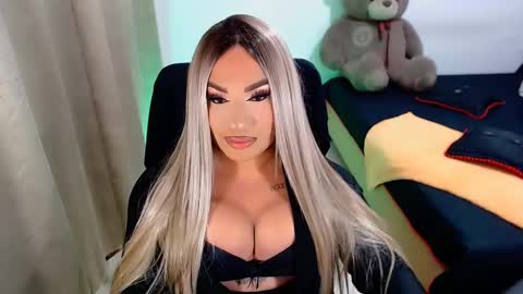 Snapshot of valentinaxqueen chatting on March 1, 2025, 2:04 am online show from March 1, 2025, 2:04 am