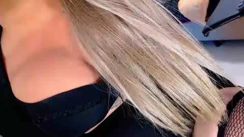 Snapshot of valentinaxqueen chatting on March 1, 2025, 5:42 am online show from March 1, 2025, 5:42 am