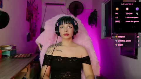 Snapshot of valentinna_5 chatting on December 18, 2025, 8:31 am Danielle Please help me to reach 300 thumbs up online show from December 18, 2025, 8:31 am