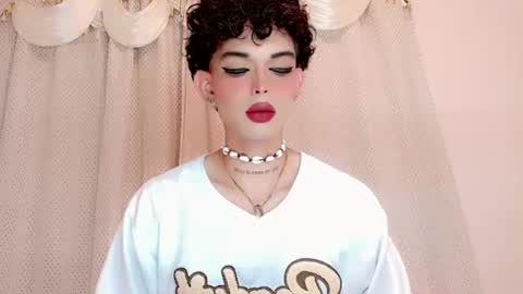 Snapshot of valentinne_marian chatting on December 16, 2025, 1:54 am Marian online show from December 16, 2025, 1:54 am