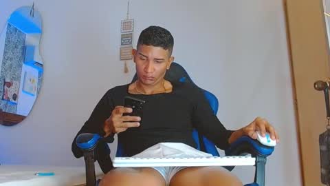 Snapshot of valentino_fs chatting on November 20, 2025, 12:33 am Mistery Guy online show from November 20, 2025, 12:33 am