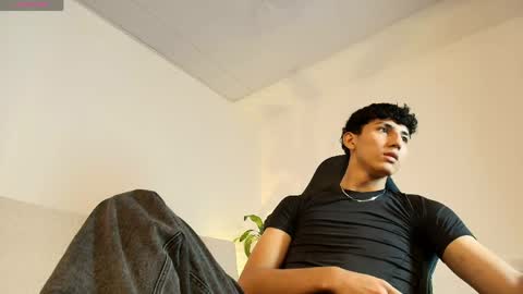 valentino_rey online show from April 17, 2026, 12:30 pm