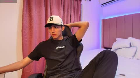 valentino_rey online show from April 18, 2026, 12:20 pm