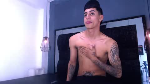 Snapshot of valentino_west chatting on June 17, 2026, 4:04 am valentino west online show from June 17, 2026, 4:04 am