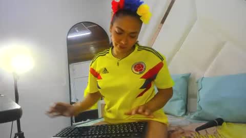 valeria_gil_ online show from June 27, 2026, 5:40 pm