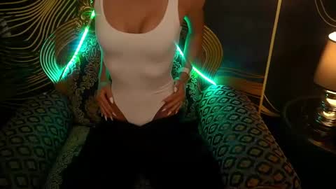 Snapshot of valeryroyale chatting on March 5, 2025, 2:34 pm Valery online show from March 5, 2025, 2:34 pm