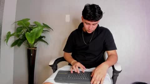Snapshot of valetino_stonee chatting on May 24, 2026, 10:04 pm Valentino online show from May 24, 2026, 10:04 pm