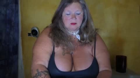 vampwoman online show from May 16, 2026, 1:43 pm