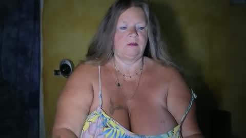 vampwoman online show from May 18, 2026, 5:35 am