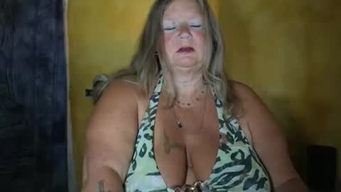 vampwoman online show from May 20, 2026, 7:03 am