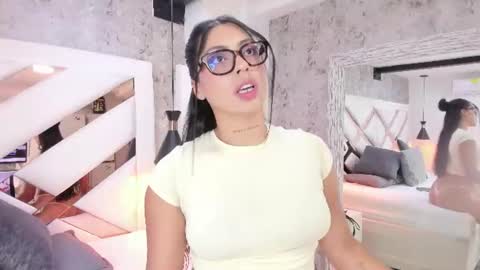 Snapshot of vanessa_rain_ chatting on July 15, 2026, 7:19 pm Vanessa online show from July 15, 2026, 7:19 pm