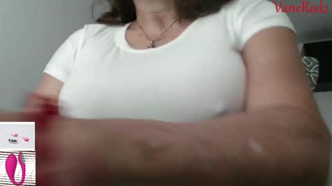 Snapshot of vanessared2 chatting on May 5, 2026, 11:07 am Vanesared2 online show from May 5, 2026, 11:07 am
