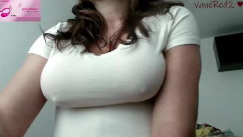 Snapshot of vanessared2 chatting on June 5, 2026, 2:12 pm Vanesared2 online show from June 5, 2026, 2:12 pm