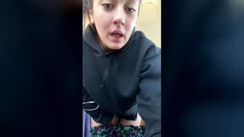 vanessareed_ online show from May 3, 2026, 11:38 am