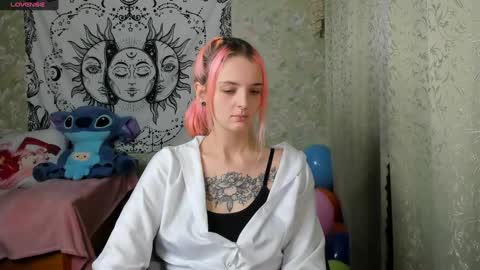 Snapshot of vanilla_arya chatting on December 18, 2024, 12:07 pm Adelina online show from December 18, 2024, 12:07 pm