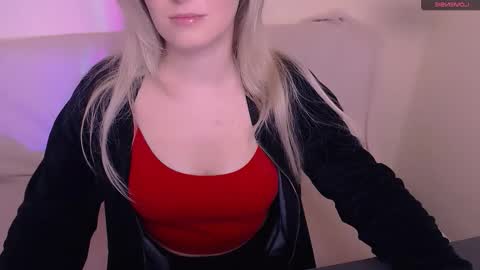 Snapshot of vanillaex_ chatting on November 27, 2025, 8:27 am Mia online show from November 27, 2025, 8:27 am