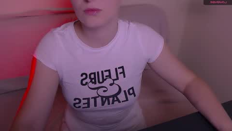 Snapshot of vanillaex_ chatting on December 2, 2025, 7:57 am Mia online show from December 2, 2025, 7:57 am