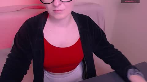 Mia online show from December 5, 2025, 8:34 am