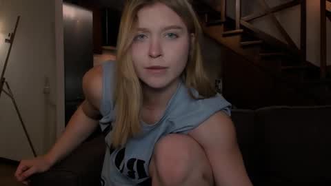 Snapshot of vanillalivitski chatting on November 24, 2025, 1:33 pm Vanilla online show from November 24, 2025, 1:33 pm