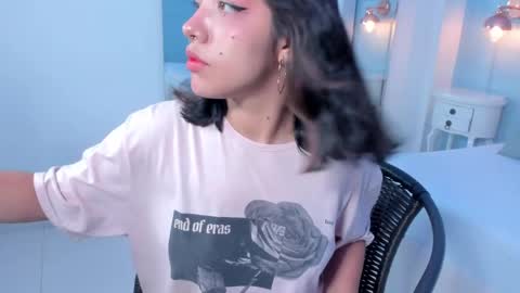 Snapshot of vayra_moon chatting on May 18, 2026, 1:17 pm Vayra Moon online show from May 18, 2026, 1:17 pm