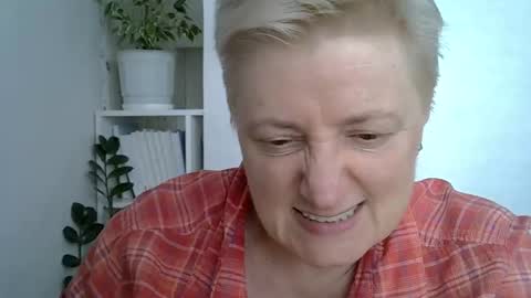 Snapshot of vea_motty chatting on May 9, 2026, 2:11 pm vea_motty online show from May 9, 2026, 2:11 pm