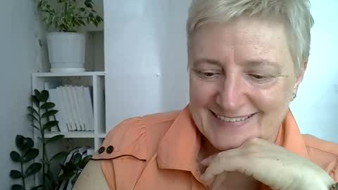 Snapshot of vea_motty chatting on May 10, 2026, 10:53 am vea_motty online show from May 10, 2026, 10:53 am