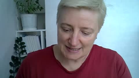 Snapshot of vea_motty chatting on May 22, 2026, 8:21 am vea_motty online show from May 22, 2026, 8:21 am
