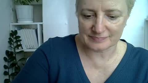 Snapshot of vea_motty chatting on May 27, 2026, 10:45 am vea_motty online show from May 27, 2026, 10:45 am