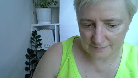 Snapshot of vea_motty chatting on June 5, 2026, 8:20 am vea_motty online show from June 5, 2026, 8:20 am
