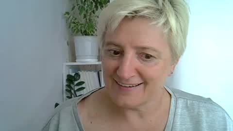 Snapshot of vea_motty chatting on July 5, 2026, 9:16 am vea_motty online show from July 5, 2026, 9:16 am