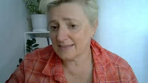 Snapshot of vea_motty chatting on July 7, 2026, 9:13 am vea_motty online show from July 7, 2026, 9:13 am