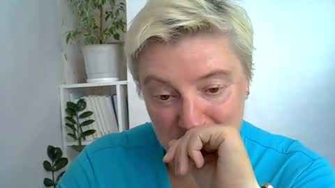 Snapshot of vea_motty chatting on July 12, 2026, 12:40 pm vea_motty online show from July 12, 2026, 12:40 pm