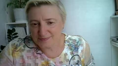 Snapshot of vea_motty chatting on July 13, 2026, 10:29 am vea_motty online show from July 13, 2026, 10:29 am