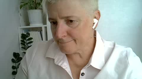 Snapshot of vea_motty chatting on July 24, 2026, 9:40 am vea_motty online show from July 24, 2026, 9:40 am