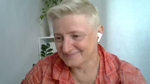 Snapshot of vea_motty chatting on July 28, 2026, 12:48 pm vea_motty online show from July 28, 2026, 12:48 pm