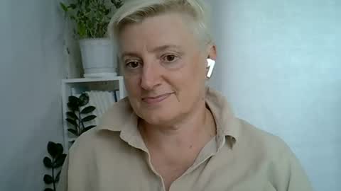 Snapshot of vea_motty chatting on August 1, 2026, 1:32 pm vea_motty online show from August 1, 2026, 1:32 pm