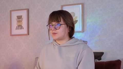 Vee Simons online show from October 8, 2025, 8:28 pm