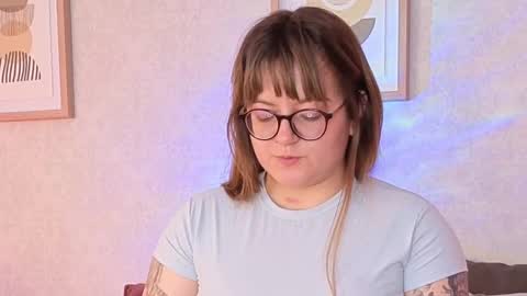 Vee Simons online show from October 9, 2025, 7:45 pm