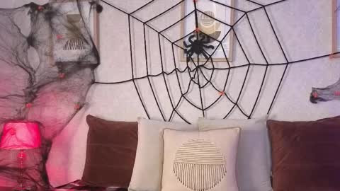 Vee Simons online show from October 31, 2025, 7:37 pm