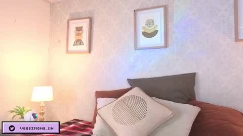 Vee Simons online show from December 17, 2025, 7:42 pm