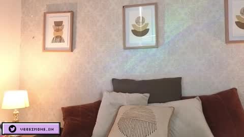 Vee Simons online show from December 22, 2025, 6:05 pm