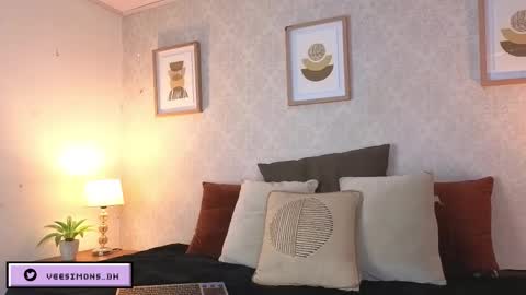 Vee Simons online show from March 9, 2026, 8:02 pm