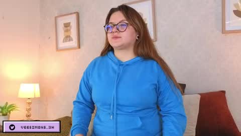 Vee Simons online show from April 28, 2026, 7:52 pm