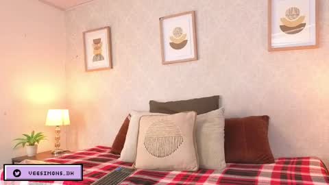 Vee Simons online show from April 30, 2026, 8:57 pm