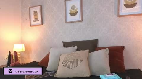 Snapshot of veesimons_dh chatting on May 11, 2026, 8:06 pm Vee Simons online show from May 11, 2026, 8:06 pm