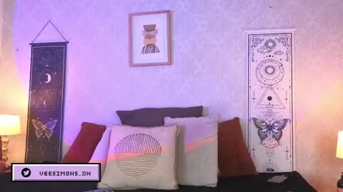 Snapshot of veesimons_dh chatting on May 25, 2026, 8:04 pm Vee Simons online show from May 25, 2026, 8:04 pm