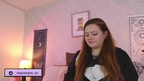 Snapshot of veesimons_dh chatting on May 27, 2026, 8:39 pm Vee Simons online show from May 27, 2026, 8:39 pm